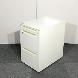 【限定1台のみ！！】オカムラ製の3段ワゴン【アドバンスシリーズ】が入荷しました！福岡市拠点の「オフィスバスターズ福岡南店」は、福岡はもちろん、岡山・広島エリアにも対応しています。中古オフィス家具・チェア・デスク・複合機など一式手配可能。各地に特化した在庫とワンストップ対応で、起業・移転・レイアウト変更にしっかり対応し、岡山・広島でも安心の選択肢をご提供します。