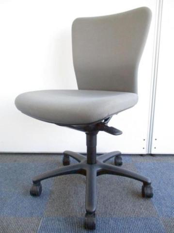 【中古】カロッツァチェア  オカムラ（okamura） 肘無ローバックチェア