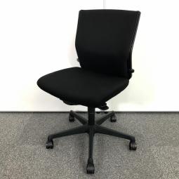 【人間工学に基づいた確かな座り心地！スタンダードクラスで人気上位のワーキングチェア！】■オカムラ(okamura)　エスクード(esucudo)　■ローバックチェア　■ブラック〈岐阜・愛知・三重・静岡・福井〉