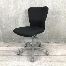 【関東倉庫在庫品】【スタンダードなオフィスチェア！】■オカムラ製　カロッツァ　肘無ローバックチェア　■ブラック【弊社使用欄：A00968796】【ECBMC】