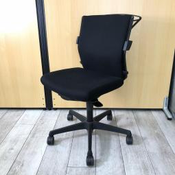【長時間のデスクワークもランバーが快適にサポート！オフィスの定番チェア！】■オカムラ(okamura)製　エスクードチェア (ESCUDO)　ローバック　肘無し　■ランバー/ハンガー付　■ブラック【人間工学に基づいた快適シーティング】