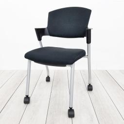 【シンプルスマートなスタッキングチェア！分厚いクッションで長時間でも快適な座り心地！】/オススメ(おすすめ) /人気商品【弊社使用欄：A01018563】■スタッキングチェア　ミーティングチェア　肘付き　キャスター付き　背面カバー付き　ブラック/コクヨ/プロッティ