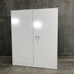【オフィスの書類をスッキリ整理！取っ手がどの方向からでも開くマルチハンドルが人気の書庫シリーズ！】■オカムラ（okamura）製　レクトラインシリーズ　両開き書庫　ローキャビネット　■色：ホワイト　■シリンダー鍵　■ベース付