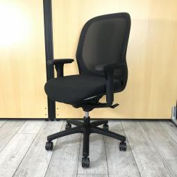 【コンパクトで快適！ミニマルデザインのワークチェア！】■プラス（PLUS）　フィータ（Fita）チェア　ローバック　肘付き　■背面メッシュ　■可動肘　■ブラック