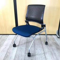 【高いデザイン性と長時間利用でも快適な座り心地のミーティングチェア！】■コクヨ（KOKUYO）製　オルディナ（Ordina）　肘無しミーティングチェア　ネスティングチェア　■背面樹脂メッシュ：ブラック　■座面：ブルー