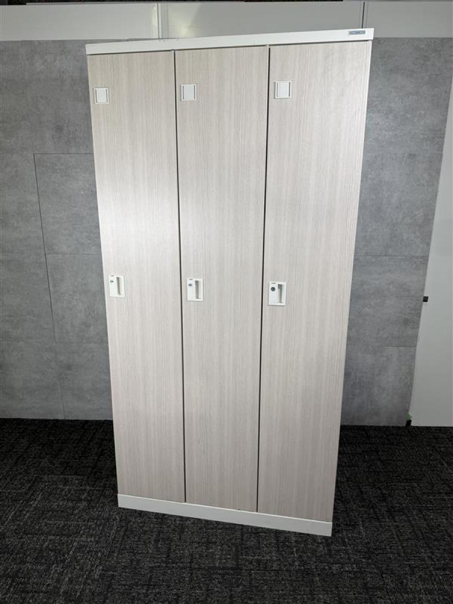 【博】【シンプルでスタンダードな更衣ロッカー！移転や増員を検討されている方にオススメ！】■ライオン（LION）　3人用更衣ロッカー　シリンダー錠　 福岡　博多　天神　九州最大級　＊熊本市で、中古オフィス用品・オフィス家具をお探しなら「オフィスバスターズ熊本サテライト店」へ＊※サテライトは商談スペースのみの為、在庫は福岡の在庫を掲載しております。商品につきましてはお電話にてお問い合わせください。
                        その他シリーズ
                                    中古
            