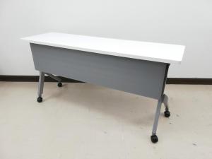 【在庫セール品・1台限定】■オカムラ（okamura）　フラプター(FLAPTOR)　 サイドスタックテーブル　■W1500mm×D450mm　■天板ホワイト　■幕板付　【天板跳ね上げ式でコンパクトに！キャスター付きで移動も楽々！】