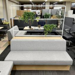 【南】【★ソファ2台＋フェイクグリーンのセット★】コクヨ　KOKUYO　デイズバウンダリー ワイヤードソファ　DAYS BOUNDARY wired sofa　ソファ　ソファー　カフェ　レア　セット　グリーン　待合　ラウンジ　受付　ABW　中古　＊福岡市で、中古オフィス用品・オフィス家具をお探しなら「オフィスバスターズ福岡南店」へ＊福岡でのオフィス用品一式ご手配可能！