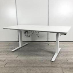 ★2019年製★【昇降デスク/オカムラ/スイフト】　昇降テーブル　メーカー品　Okamura　Swift　中古　ホワイト　オフィス　＊福岡市拠点の「オフィスバスターズ福岡南店」は、福岡はもちろん、岡山・広島エリアにも対応しています。中古オフィス家具・チェア・デスク・複合機など一式手配可能。各地に特化した在庫とワンストップ対応で、起業・移転・レイアウト変更にしっかり対応し、岡山・広島でも安心の選択肢をご提供します。＊