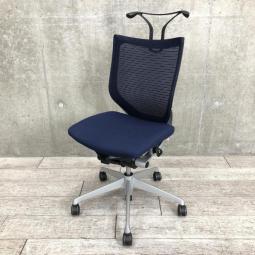【オカムラ製の王道高級チェア！　通気性ばっちりで長時間の着座も快適に過ごせます！】　■オカムラ　バロン　ローバック　肘無し　■ダークブルー　■メッシュ背面・クッション座面