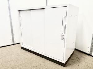 窓下のデットスペースに最適なキャビネット入荷しました！使い勝手抜群でおすすめの3枚引き戸書庫！
■コクヨ/エディア/本体：ホワイト　天板：ホワイト　ベース：グレー