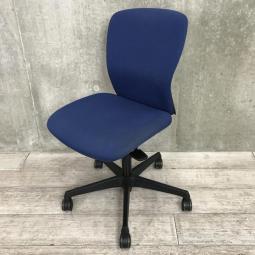 【シンプルなデザインと厚みのあるクッションが大人気！機能充実のワーキングチェア！】■オカムラ（okamura）製　スラートチェア　ローバック　肘無し　■ミディアムブルー×ブラックシェル