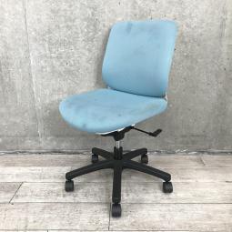 【関東倉庫在庫品】【コンパクトでデスクにスッキリ収まるチェア！】■イトーキ製　トルテR　肘無ローバックチェア　■ブルー【弊社使用欄：A00991574】【ECBMC】