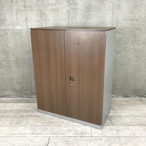 【在庫入替セール品】【役員室にもピッタリ！重厚感がいい味を醸し出す！】■オカムラ（okamura）製　レクトラインシリーズ　両開きローキャビネット　■正面：木目ダーク/側面：シルバー/天板：木目ダーク　■シリンダー錠【弊社使用欄：A01020603】【KN】