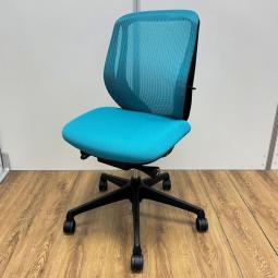【博】【外部倉庫保管品】前傾機能チェアの代名詞！クッション性が高く座り心地抜群の人気チェア！ ■オカムラ/シルフィー（Sylphy）　ブルーグリーン×ブラックフレーム　背面メッシュ　福岡　博多　天神　九州最大級