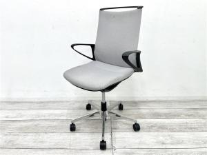 【定価約15万円】【機能とデザインが融合した包み込む座り心地！モダンなオフィスの執務用としてもお勧め！】■オカムラ（okamura）　モード（mode）チェア　ハイバック　肘付き　■クロスタイプ　■固定肘　■ライトグレー