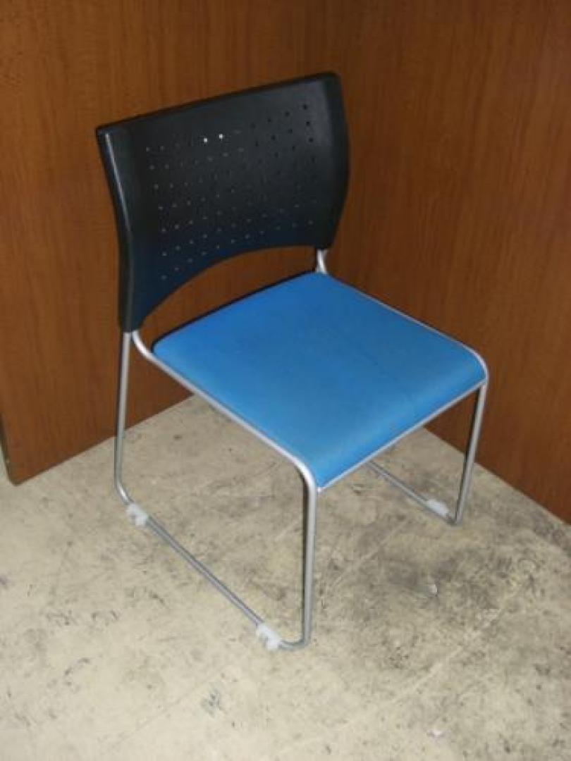 会議用のスタッキングチェアです　お使いのものがあまりに無骨でご不満の方にはこちらのデザイン性が目を惹くかと思います【会議チェア】
                                    中古
            