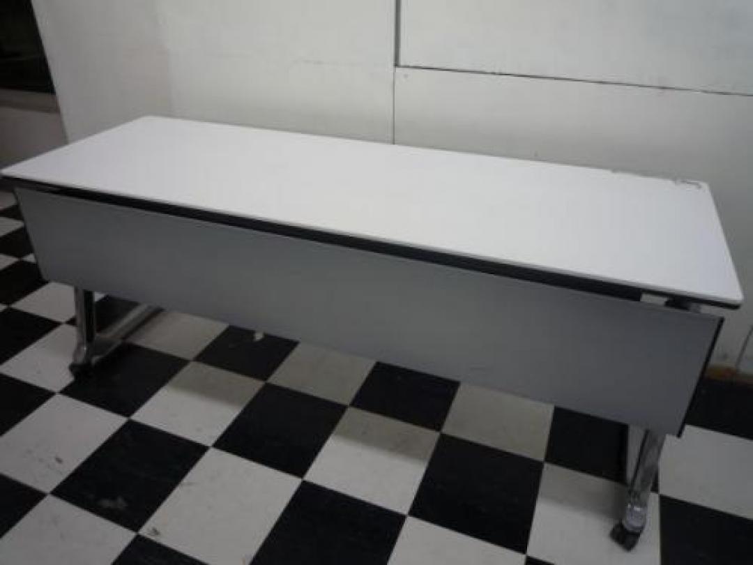 ■シルバーの幕板がスタイリッシュ■【大型サイズ】オカムラ　サイドスタックテーブル　インターアクト<A Href=http://www.officebusters.com/shop_showsai/saitama.php>■店内商品はなんと1400点展示■電話工事、コピー機、内装、電気工事、お引越し、などもお気軽にご相談下さいませ！■【随時キャンペーン実施中！詳細はこちらをクリック！　オフィスバスターズさいたま・大宮店TEL048-871-7390】</A>
                                    中古
            