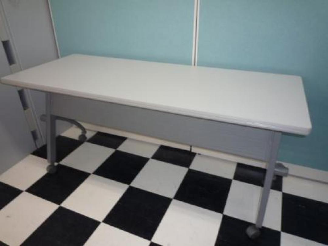 ■限定一台価格■【幕板付き】イトーキ　サイドスタックテーブル　<A Href=http://www.officebusters.com/shop_showsai/saitama.php>■店内商品はなんと1400点展示■電話工事、コピー機、内装、電気工事、お引越し、などもお気軽にご相談下さいませ！■【随時キャンペーン実施中！詳細はこちらをクリック！　オフィスバスターズさいたま・大宮店TEL048-871-7390】</A>
                                    中古
            