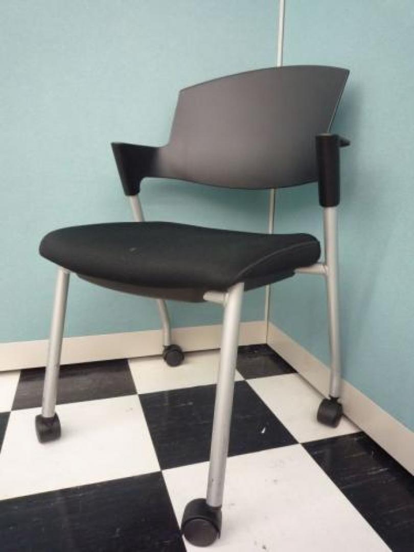 ■高級スタックチェア■状態良好■【グッドデザイン賞受賞】オカムラ　スタッキングチェア　プロッティー<A Href=http://www.officebusters.com/shop_showsai/saitama.php>■店内商品はなんと1400点展示■電話工事、コピー機、内装、電気工事、お引越し、などもお気軽にご相談下さいませ！■【随時キャンペーン実施中！詳細はこちらをクリック！　オフィスバスターズさいたま・大宮店TEL048-871-7390】</A>【会議チェア】
                                    中古
            