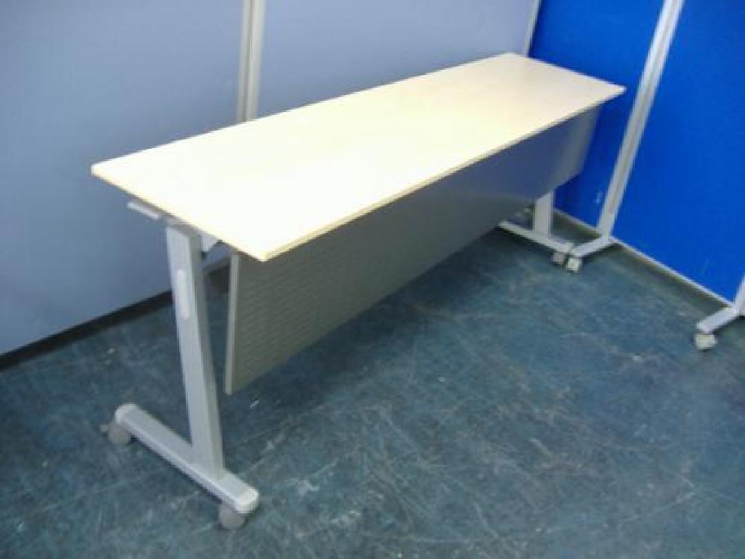 【年末までのバーゲンセール】■　内田洋行　■　サイドスタックテーブル　■　幕板付き　■　状態良好　■　４台入荷
                                    中古
            