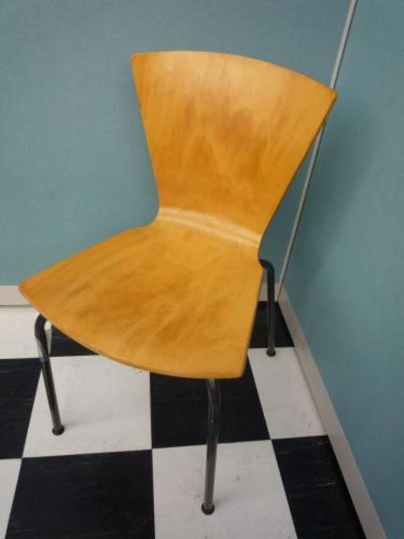 ■温かみのある木目■【積み重ね可能】ＩＴＯＫＩ　スタッキングチェアが入荷。お求めやすい価格にいたしました。【会議チェア】
                                    中古
            