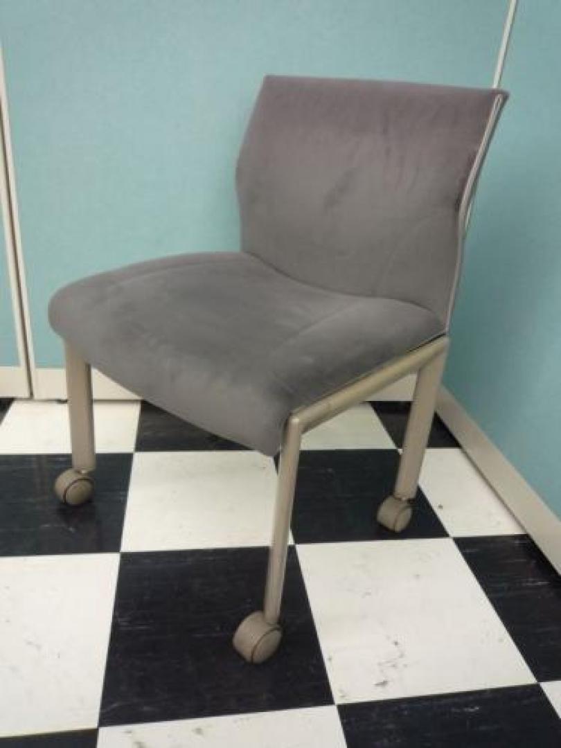 ■おつとめ品■温かみのあるベロア素材■【ローラー付き】アームチェア。残り3脚です。【会議チェア】
                                    中古
            