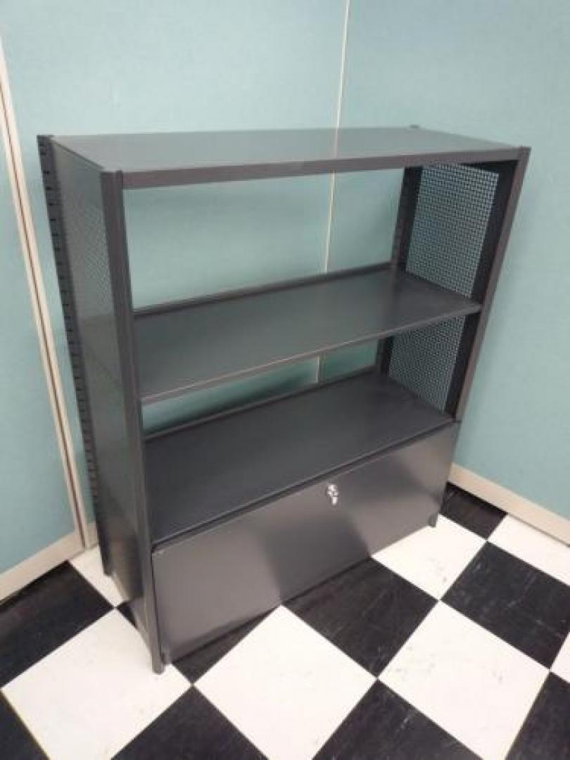 ■収納スペース有り■【シックなブラックグレー】エレクターラック<A Href=http://www.officebusters.com/shop_showsai/saitama.php>オフィスバスターズさいたま店は家具だけではございません！電話機、コピー機、内装、電気工事、お引越し、などお気軽にご相談下さい！【北関東から日本を元気に！さいたま店TEL048-871-7390】</A>
                                    中古
            