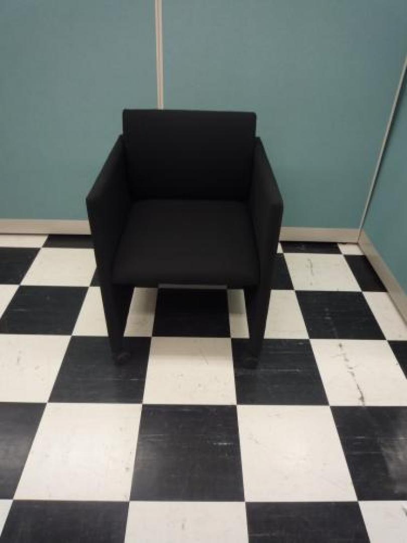 ■新古品■【どんな場所にもフィットします】アームチェア<A Href=http://www.officebusters.com/shop_showsai/saitama.php#y_cp>オフィスバスターズさいたま店オープニングキャンペーン！都内近郊、指定地域のお客様限定配送料金無料キャンペーン実施中！！詳しくはお問い合わせください【さいたま店048-871-7390】</A>【会議チェア】
                                    新古品
            