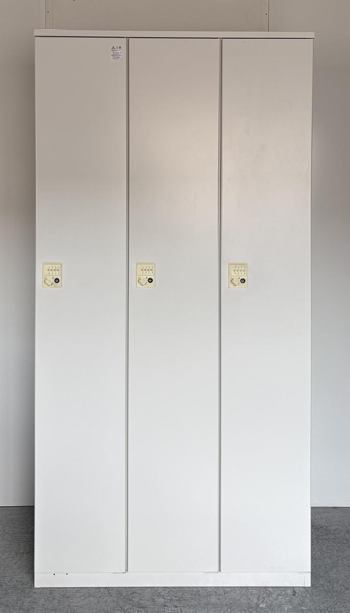 【ゆとりのある収納スペース！衣類や個人の荷物の管理・増員にもオススメ！　常に人気の高い更衣用ロッカー！】■イトーキ（ITOKI）製　LBロッカーシリーズ　3人用ロッカー　更衣ロッカー　■ホワイト　■ダイヤル錠　※非常解除キーは付属ございません。
                        LB
                                    中古
            