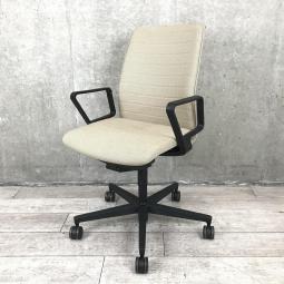 【関東倉庫在庫品】【柔らかいあたたかみのあるデザイン！】■コクヨ製　ファブレ　肘机ローバックチェア　■ベージュ【弊社使用欄：A00992075】【ECBMC】【在庫入替セール品につき限定特価！】
