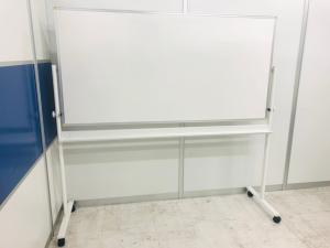 【大きなボードでセミナー用にもオススメ！】■イトーキ(ITOKI)製　脚付両面ホワイトボード　キャスター付　ボード面W1800×H900mm　【スムーズに書き消しできる！】