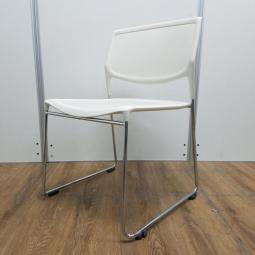【在庫入替セール】ホワイト色のスタッキングチェアが入荷しました。　座面、背面ともにメッシュ素材なのでこれからの時期にお勧めです！！