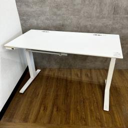 【オカムラの昇降デスク、スイフトが入荷しました！】 ＊福岡市拠点の「オフィスバスターズ福岡南店」は、福岡はもちろん、岡山・広島エリアにも対応しています。中古オフィス家具・チェア・デスク・複合機など一式手配可能。各地に特化した在庫とワンストップ対応で、起業・移転・レイアウト変更にしっかり対応し、岡山・広島でも安心の選択肢をご提供します。＊