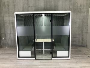 【前面はガラス張りでスタイリッシュ！人気のセミクローズワークブース！】■オカムラ（okamura）　スノーハット (Snow Hut)　ペアワーク（Pair Work）タイプ　2人用ブース　Bタイプ　■ソファ・テーブル・ライト付き　■色：フレーム/ ホワイト　パネル/ ベージュ【ABW商材】【関東倉庫在庫品】【弊社使用欄：A01019702】