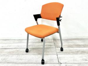 【定価約6万円】【シンプルスマートなスタッキングチェア！分厚いクッションで長時間でも快適な座り心地！】■コクヨ（KOKUYO）製　プロッティ（Protty）　スタッキングチェア　肘付ミーティングチェア　■固定肘　■キャスター付　■オレンジ