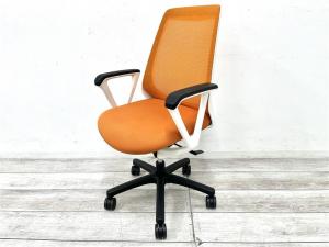 【定価約10万円】【理想的な作業姿勢で快適な座り心地！】■イトーキ(ITOKI)製　ノナ（nona）チェア　肘付ハイバック　背面メッシュ　■サークル肘　■アンバーオレンジ×ホワイトシェル　【デスクに納まりの良いコンパクト設計】