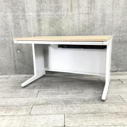 【定価約9万円】【ワイヤリング機能が充実！清潔感のあるホワイトカラーにおしゃれなナチュラル天板の平机！】■オカムラ(okamura)　アドバンスシリーズ　平机　幅1200㎜　引き出し付き　■天板：ナチュラル / 本体：ホワイト