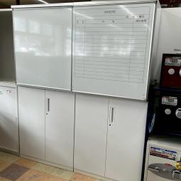 コクヨ製の【ホワイトボード付きの上下書庫(ハイキャビネット)】が入荷しました！ ＊福岡市拠点の「オフィスバスターズ福岡南店」は、福岡はもちろん、岡山・広島エリアにも対応しています。中古オフィス家具・チェア・デスク・複合機など一式手配可能。各地に特化した在庫とワンストップ対応で、起業・移転・レイアウト変更にしっかり対応し、岡山・広島でも安心の選択肢をご提供します。＊