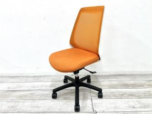 【定価約10万円】【理想的な作業姿勢で快適な座り心地！】■イトーキ(ITOKI)製　ノナ（nona）チェア　肘無ハイバック　背面メッシュ　■アンバーオレンジ×ホワイトシェル　【デスクに納まりの良いコンパクト設計】