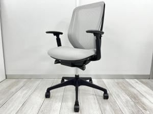 【背のカーブを変えられる！新感覚のオフィスシーティング！】■オカムラ　シルフィーチェア　可動肘付　ライトグレー　ブラックボディ　■包み込まれるような快適な座り心地！【Okamrua　Sylphy】