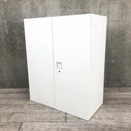 【オフィスの書類をスッキリ整理！取っ手がどの方向からでも開くマルチハンドル！】■オカムラ（okamura）製　レクトラインシリーズ　両開き書庫　ローキャビネット　■本体色：ホワイト　■シリンダー錠　【弊社使用欄：A01023715】