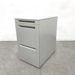 【8台入荷】【2025.07.15入荷予定】フリーアドレスデスクとの相性バツグン！　■オカムラ製　3段ワゴン　H650mm　■【オシャレなシルバーカラー！】【デスクサイドキャビネット】オフィスバスターズ　梅田本店