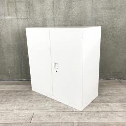 【オフィスの書類をスッキリ整理！取っ手がどの方向からでも開くマルチハンドルが人気の書庫シリーズ！】■オカムラ（okamura）製　レクトラインシリーズ　両開き書庫　ローキャビネット　H900㎜　■色：ホワイト　■シリンダー鍵