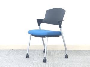 【シンプルスマートなスタッキングチェア！分厚いクッションで長時間でも快適な座り心地！】/オススメ(おすすめ) /人気商品【弊社使用欄：A01018566】■スタッキングチェア　ミーティングチェア　肘付き　キャスター付き　ブルー/コクヨ/プロッティ
