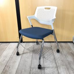 【荷物棚付で便利！アクティブなコミュニケーションをサポートするミーティングチェア！】■オカムラ（okamura）製　パート（Part）シリーズ　ミーティングチェア　ネスティングチェア　肘付　キャスター付　■背面樹脂メッシュ：ホワイト/座面：ブルー【弊社使用欄：A00999283】