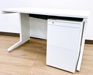 【清潔感のあるホワイトカラーの平机！スタンダードな幅1200㎜！】■オカムラ(OKAMURA)製　アドバンス(ADVANCE)シリーズ　平机＋ワゴンセット　■引き出し無し　■幅1200mm　■ネオホワイト※付属のワゴンは在庫状況によりシリーズが異なる場合がございます。