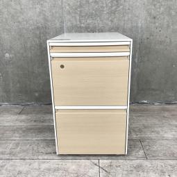 【※キャスターの動きが鈍いためお安く！】■オカムラ製　3段ワゴン　H640㎜　色：引出し/ネオウッドライト　本体/ネオホワイト　シリンダー錠　■木目調で上質なデザイン！【PROSTAGE CREST】【ハイワゴン】【A01023570】
