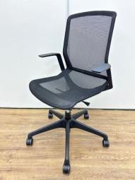 【シンプルな機構と優れたデザインの軽快なオフィスチェア！】■オカムラ（okamura）　シナーラチェア (CYNARA)　ローバック　肘付き　■固定肘　■背/座面メッシュ　■ブラック