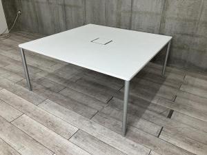 【在庫入れ替え】【スタイリッシュなミーティングテーブル！ワークデスクとしても使用可能！】 ■オカムラ製　角テーブル　■W1600mm　■配線口　■ホワイト